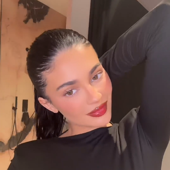 Kylies Glänzend-rote-Lippen-Look